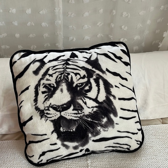 Tiger pillow - Picture 1 of 2